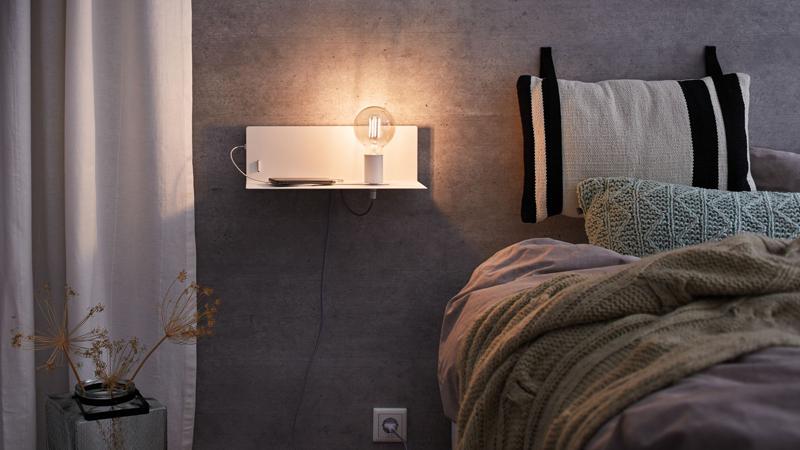 Wandleseleuchten für gemütliches Licht und Handy laden direkt am Bett