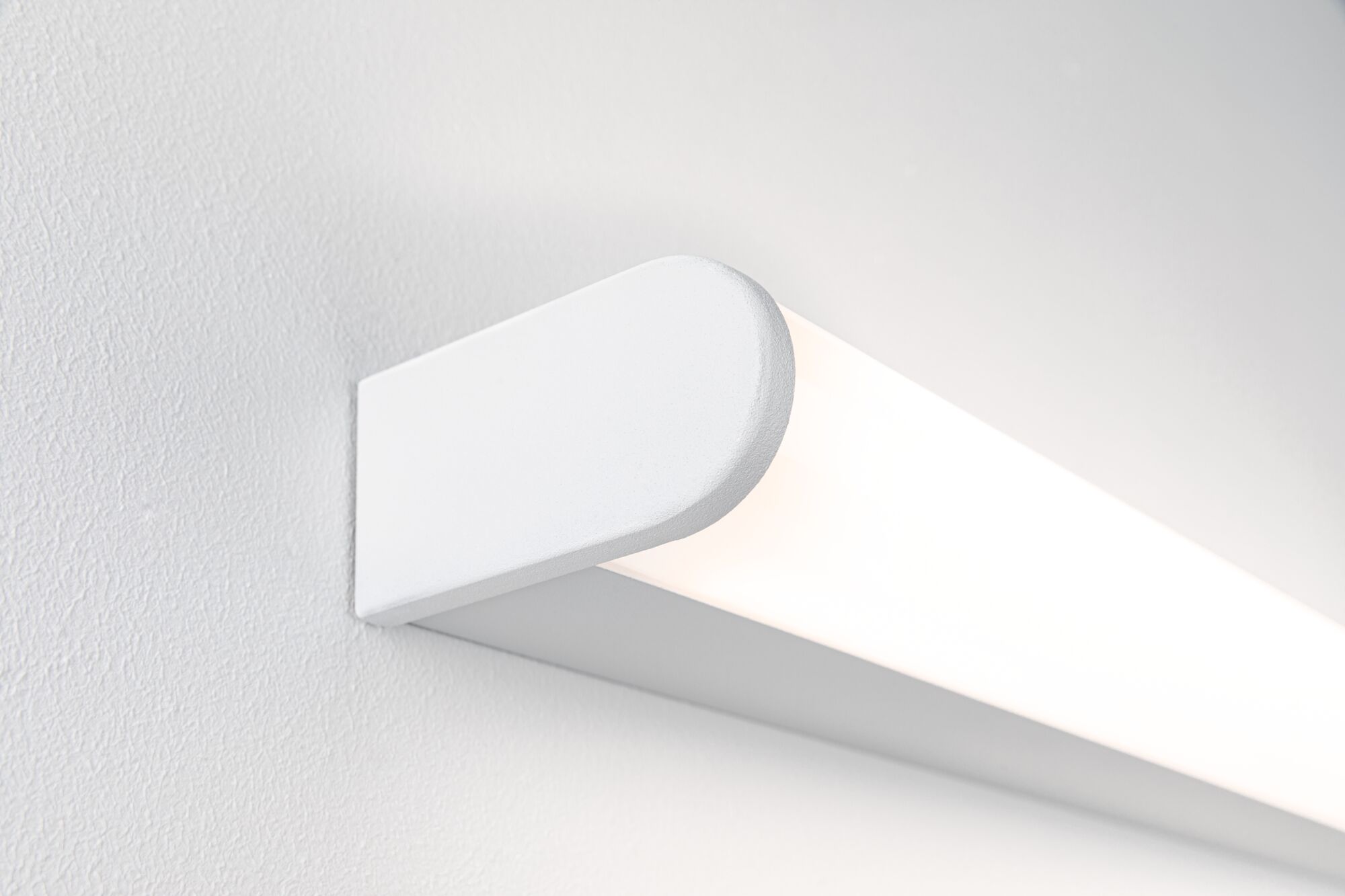 Modern white LED wall light with rounded edge made of metal for indoor lighting