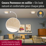 Salon avec canapé beige, coussins jaunes et éclairage plafond blanc chaud pour une ambiance cosy