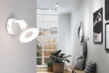 Moderne hvid metal LED-væglampe i stue med vindue og planter.