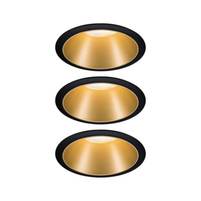 Trois spots encastrés ronds avec bord noir et réflecteur doré pour éclairage LED moderne.