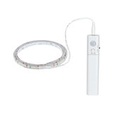 Weißer LED-Streifen mit Bewegungsmelder und Schalter für flexible Lichtsteuerung im Innenbereich