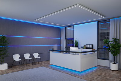 Modernes Büro mit weißem Empfangstresen und blauer LED-Beleuchtung an Wand und Decke