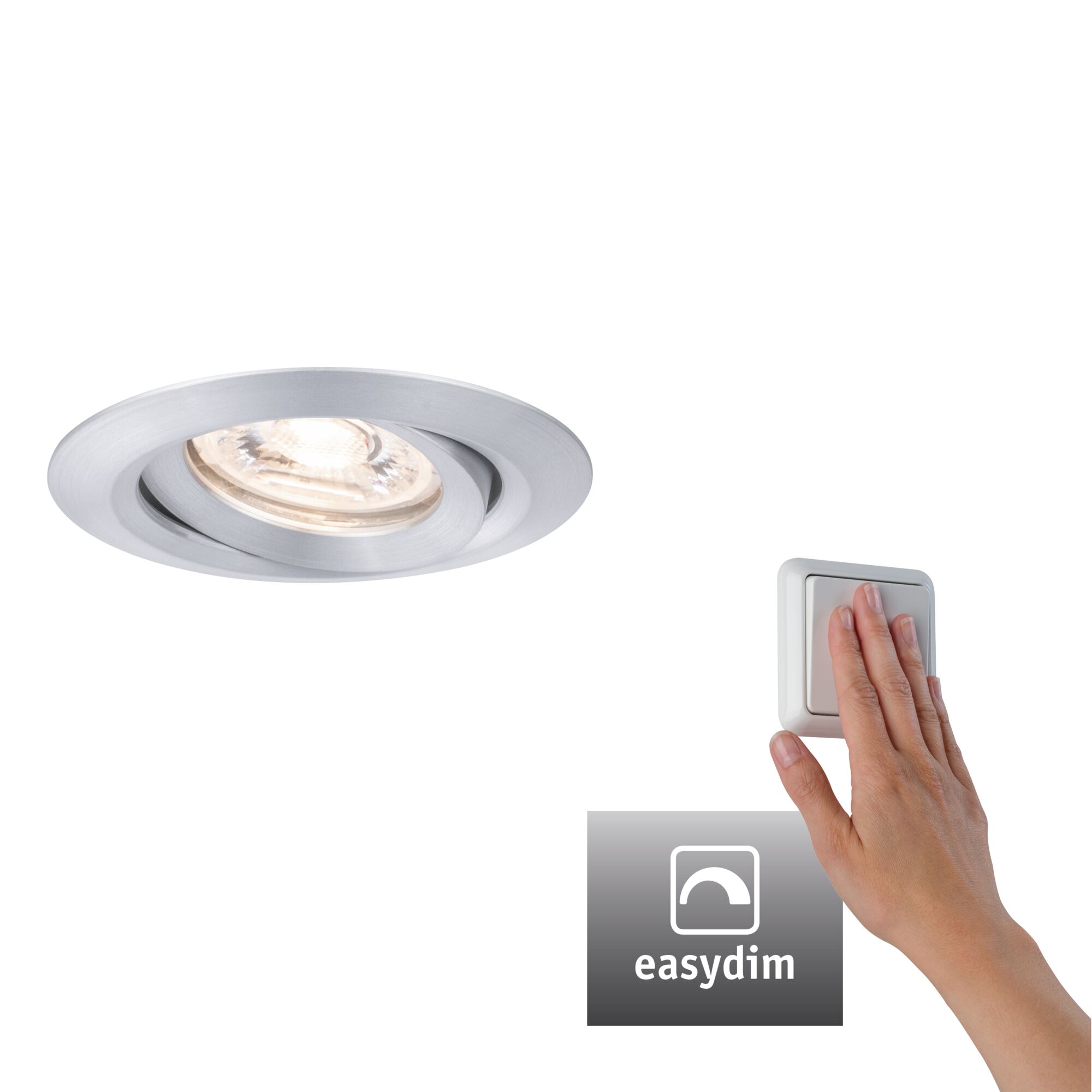 Spot encastré rond en aluminium brossé avec LED dimmable et main appuyant sur l'interrupteur