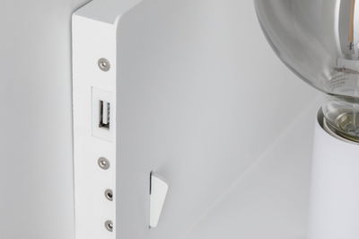 Witte metalen wandlamp met zichtbare lamp en USB-poort voor moderne verlichting