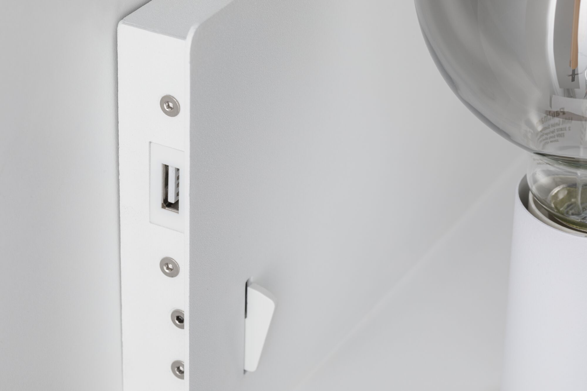 Hvid metal væglampe med synlig pære og USB-port til moderne belysning