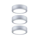 Drie ronde LED-plafondlampen van zilverkleurig aluminium met warm wit licht voor moderne interieurs