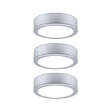 Drei runde LED-Deckenleuchten aus silbernem Aluminium mit warmweißem Licht für moderne Innenräume