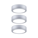Trois plafonniers LED ronds en aluminium argenté avec lumière blanc chaud pour intérieur moderne