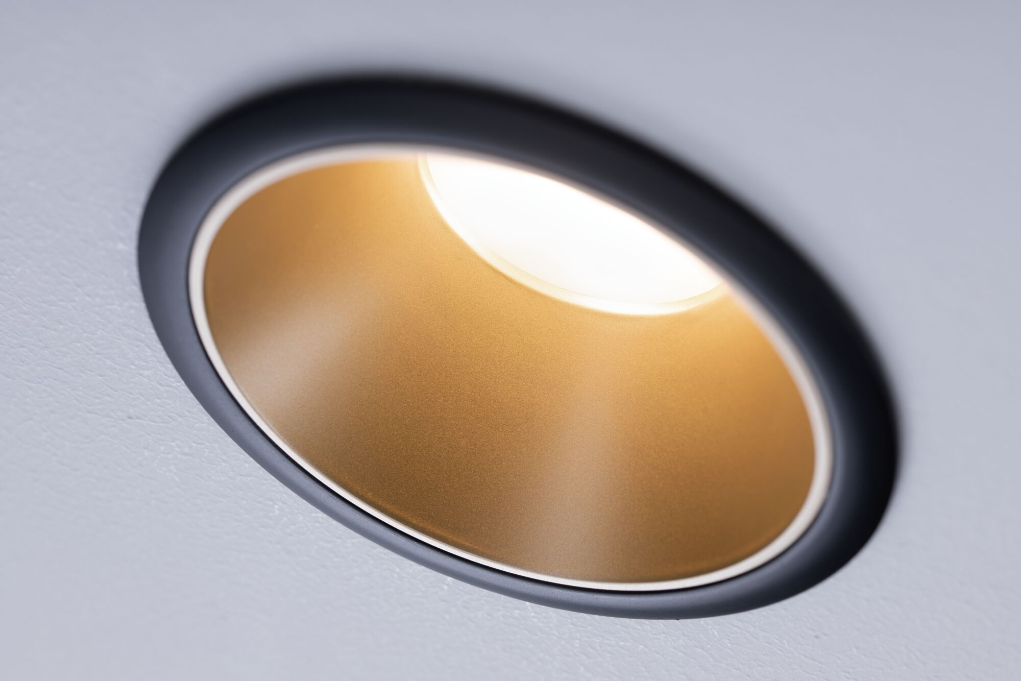 Spot encastré LED rond avec cadre noir et réflecteur doré pour un éclairage intérieur moderne