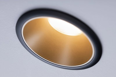 Rundes LED-Einbaustrahler mit schwarzem Rahmen und goldfarbenem Reflektor für moderne Innenbeleuchtung