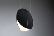 Schwarze runde LED-Hängelampe mit weißem Diffusor aus Kunststoff für moderne Innenbeleuchtung