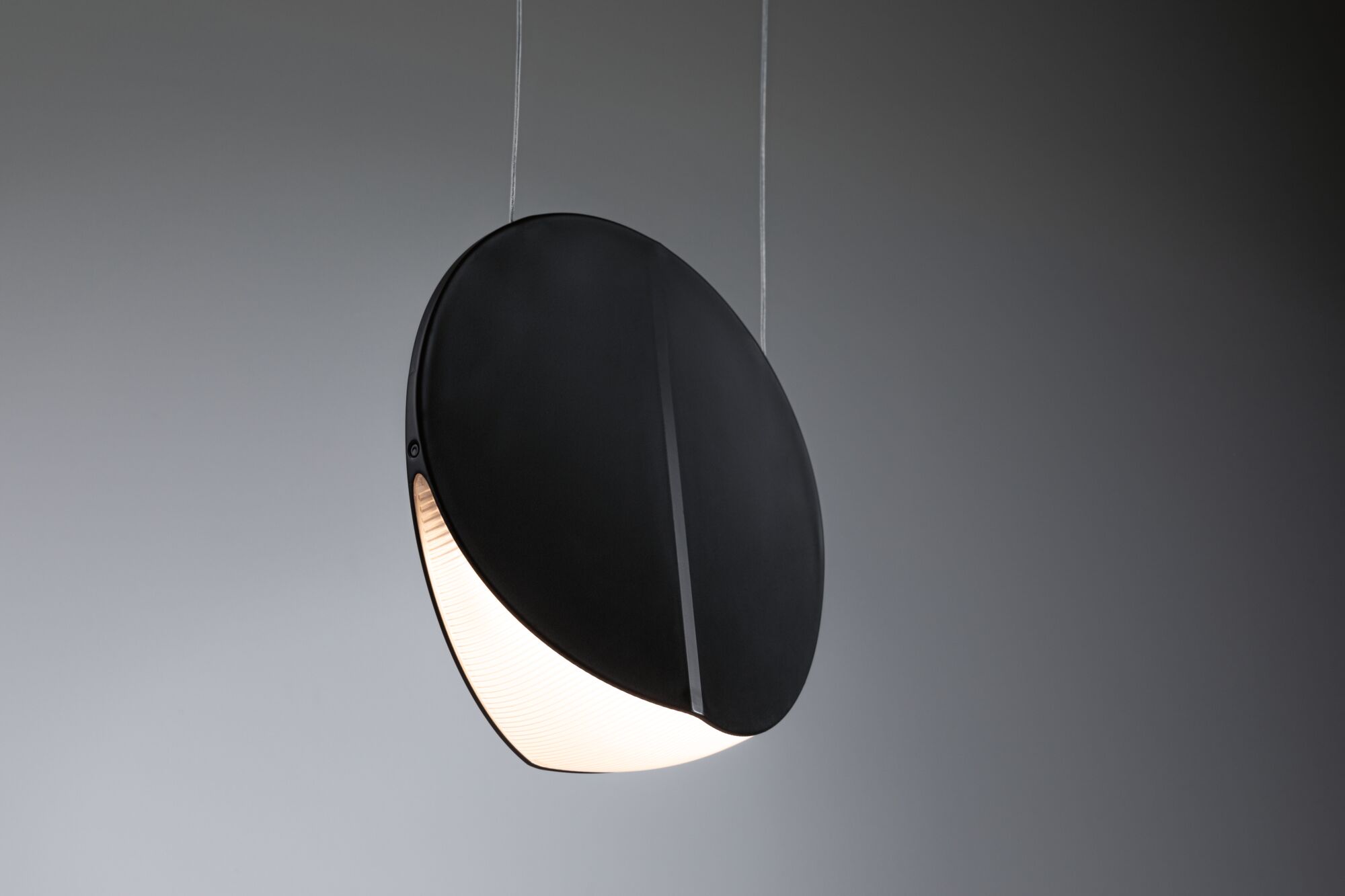 Schwarze runde LED-Hängelampe mit weißem Diffusor aus Kunststoff für moderne Innenbeleuchtung