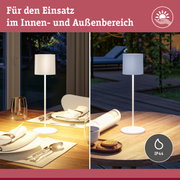 Weiße Stehlampe mit Stoffschirm auf Holztisch, geeignet für Innen- und Außenbereich mit IP44 Schutz