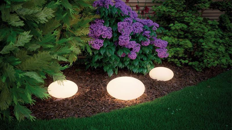 Leuchtkugeln setzen besonderes Lichtpunkte im Beet oder auf der Terrasse. Paulmann Plug & Shine Kugeln im Beet