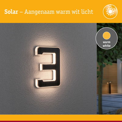 Zonne-energie huisnummer 3 met warm wit licht op grijze muur voor buitenverlichting