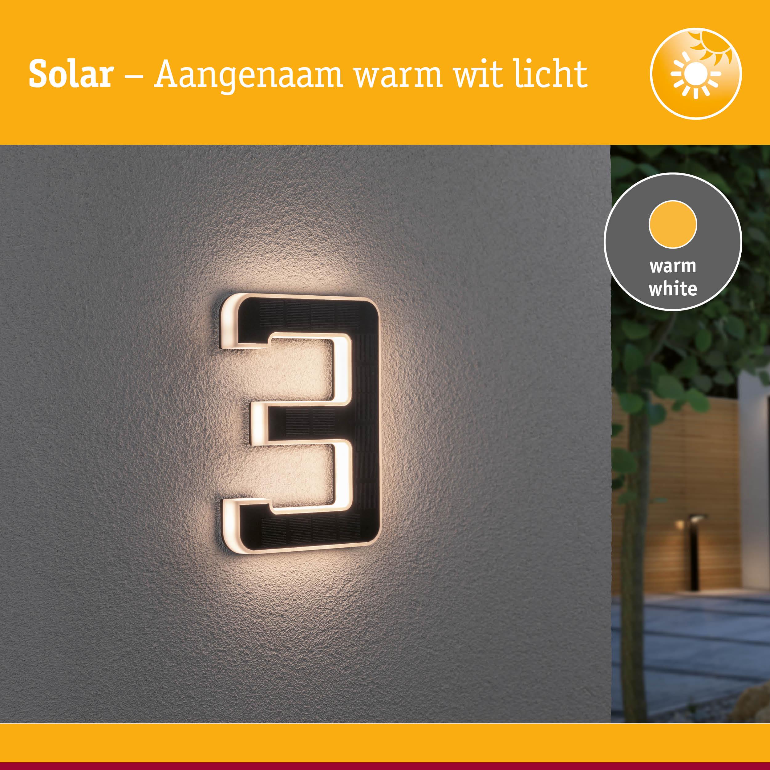 Zonne-energie huisnummer 3 met warm wit licht op grijze muur voor buitenverlichting
