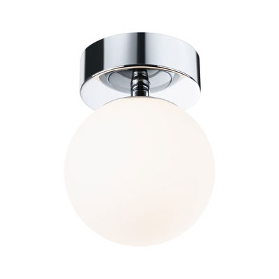 Deckenleuchte mit weißem Glasball und verchromtem Metallhalter für modernes Wohnambiente