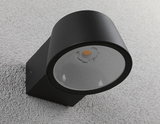 Schwarze LED-Außenwandleuchte aus Metall mit rundem Design an strukturierter Wand für Außenbeleuchtung