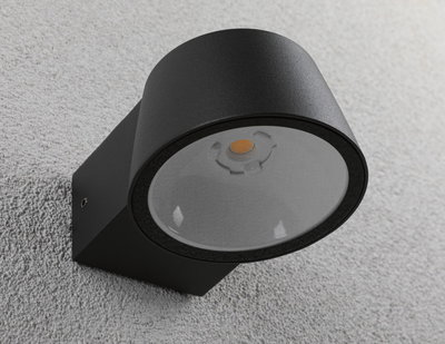 Schwarze LED-Außenwandleuchte aus Metall mit rundem Design an strukturierter Wand für Außenbeleuchtung