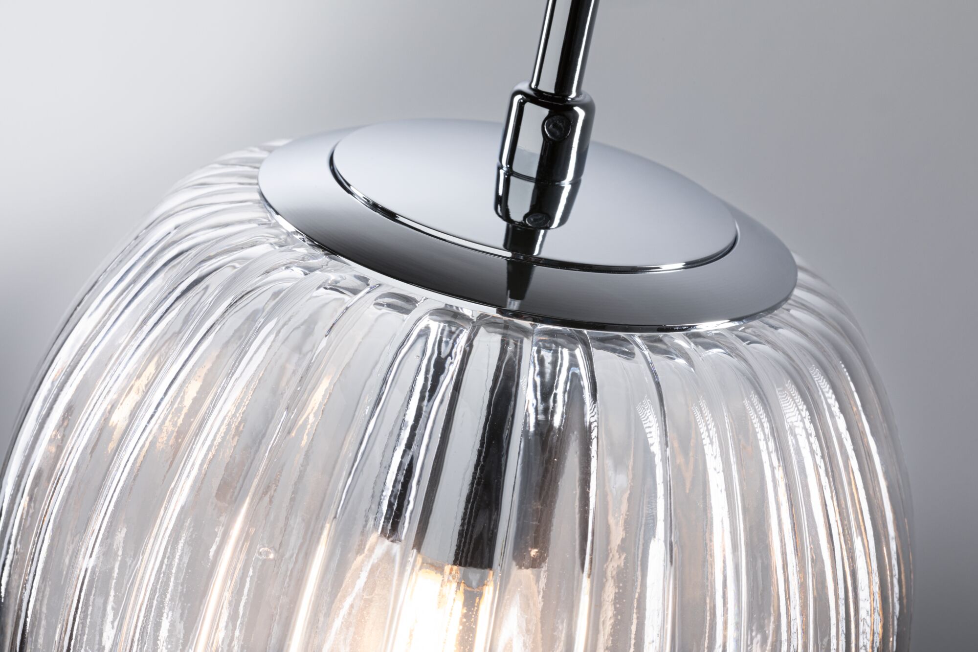 Moderne Pendelleuchte mit geriffeltem klarem Glas und verchromtem Metall in elegantem Design