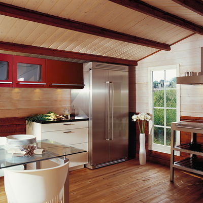 Moderne Küche mit Edelstahl-Kühlschrank, roten Hängeschränken und Holzdecke, Küchenbeleuchtung im Fokus