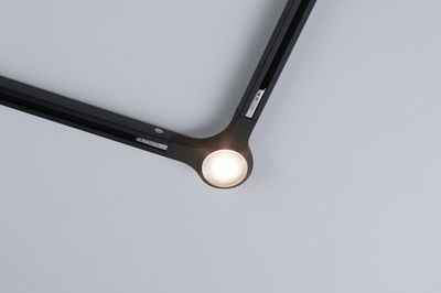 Zwarte LED-plafondlamp met twee armen en centraal lichtpunt voor moderne verlichting