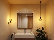 Modernes Badezimmer mit schwarzer Metall-Wandleuchte und Pendelleuchte mit warmem Licht und rechteckigem Spiegel