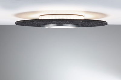 Moderne Deckenleuchte mit schwarzem Filzring und Aluminium in minimalistischem Design für Wohnräume.