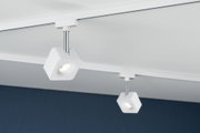 Weißer LED-Deckenspot aus Kunststoff mit verchromtem Stab an Schienensystem für moderne Raumbeleuchtung