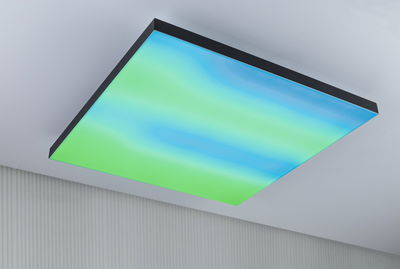 Plafonnier LED carré avec cadre noir et dégradé bleu-vert pour un éclairage intérieur moderne