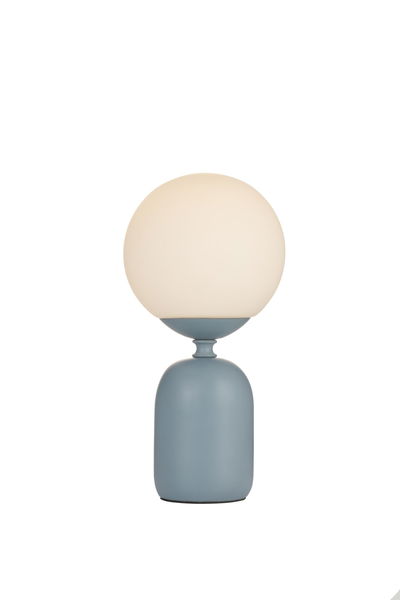 Moderne tafellamp met matte blauwe metalen voet en ronde witte glazen diffuser voor woonruimtes