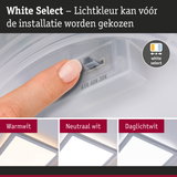 Vinger stelt lichtkleur in op wit LED-plafondpaneel met warmwit, neutraal wit en daglichtwit opties