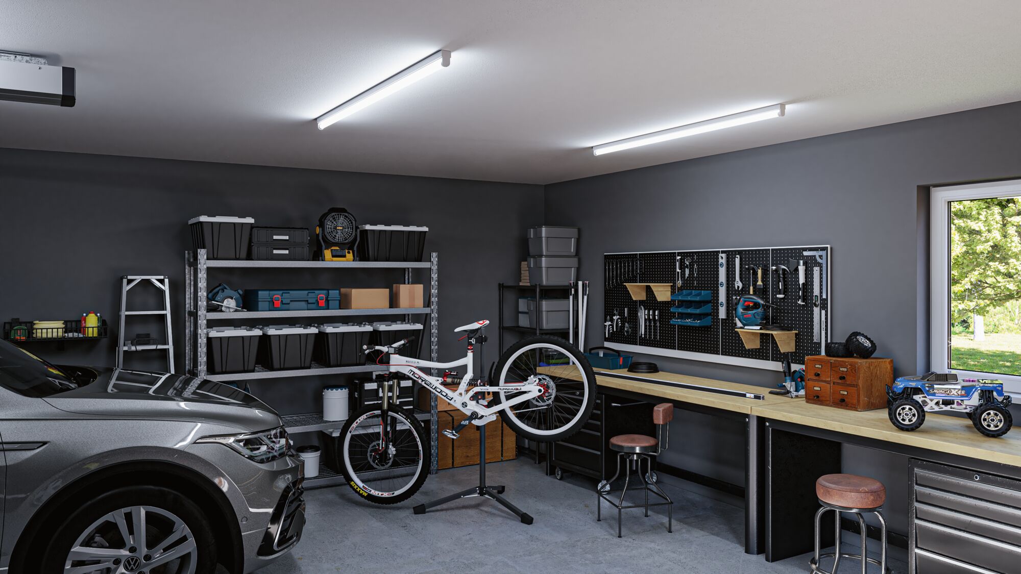 Moderne garage met grijze auto, fietsreparatiestandaard en LED-plafondlampen voor helder werklicht