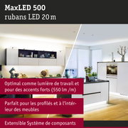 Cuisine blanche moderne avec ruban LED MaxLED 500 pour éclairage de travail et accents lumineux