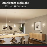 Moderner Wohnraum mit Holz-Esstisch, weißen Stühlen und minimalistischer Beleuchtung für gemütliche Atmosphäre