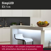 Îlot de cuisine blanc moderne avec éclairage LED et tabouret transparent au design minimaliste
