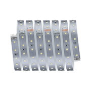 Flexibler LED-Streifen mit weißen LEDs auf silberner Platine für energiesparende Beleuchtung.