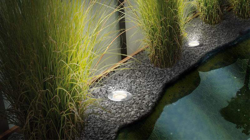 Bodeneinbauleuchten für den Außenbereich schmücken den Teichrand. Bodeneinbauleuchten für den Außenbereich