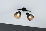 Sort loftlampe med to justerbare metalspots og varmt hvidt lys til opholdsrum.