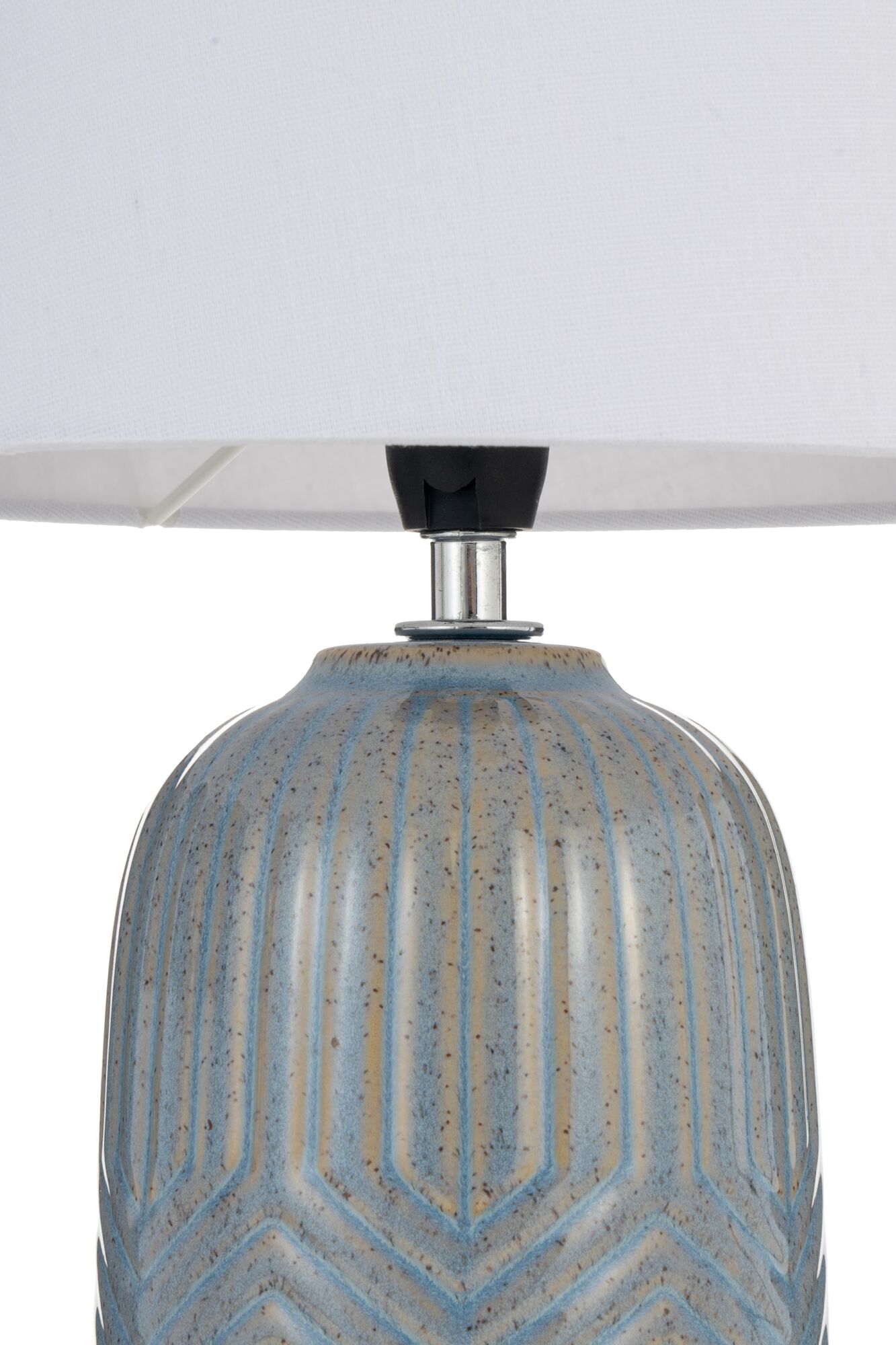 Keramische tafellamp met blauw-beige patroon en witte stoffen kap voor woonverlichting