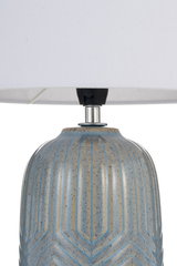 Keramische tafellamp met blauw-beige patroon en witte stoffen kap voor woonverlichting