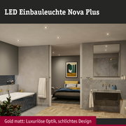 LED Einbauleuchten Nova Plus in mattgoldener Optik beleuchten modernes Badezimmer mit grauen Fliesen.