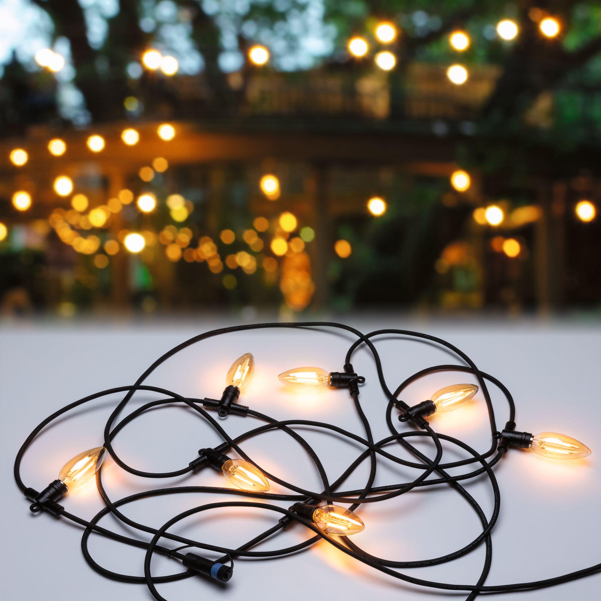 Schwarze LED-Lichterkette mit warmweißen Kerzenlampen für stimmungsvolle Außenbeleuchtung.