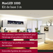 Cuisine blanche moderne avec éclairage LED sous les armoires murales et sol en bois
