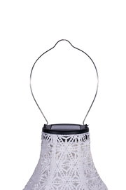 Witte solar lantaarn met fijn patroon en metalen handvat voor tuin- en buitenverlichting