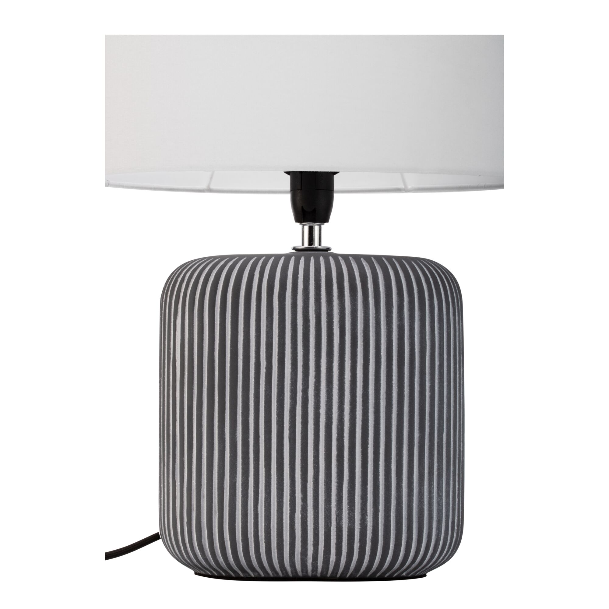 Lampe de table moderne avec base en céramique grise rainurée et abat-jour en tissu blanc.