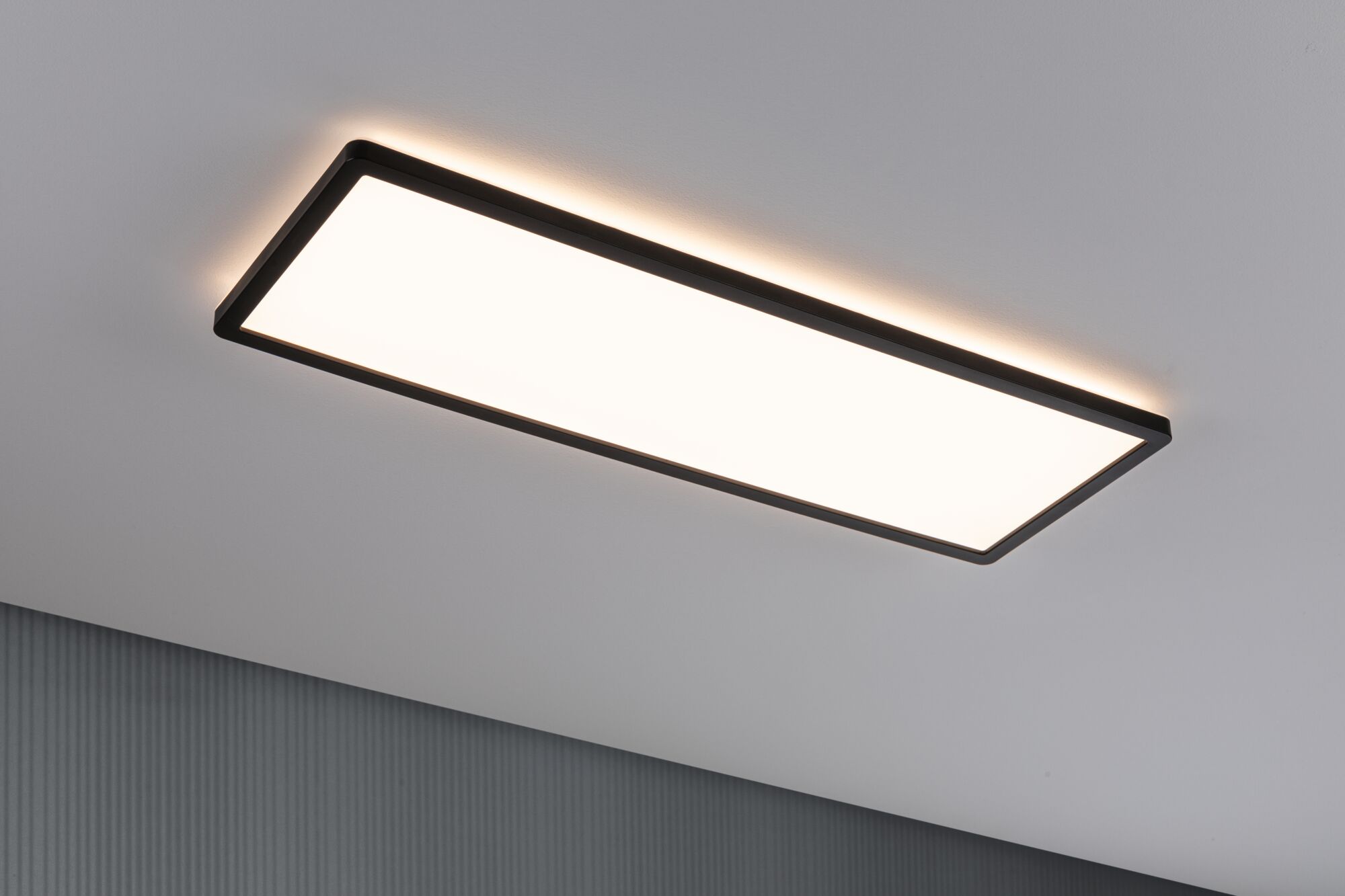 Rechteckige LED-Deckenleuchte mit schwarzem Rahmen und warmweißem Licht für moderne Innenräume