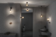 Nowoczesne szare lampy ścienne i sufitowe ze szkła z ciepłym światłem w minimalistycznej łazience