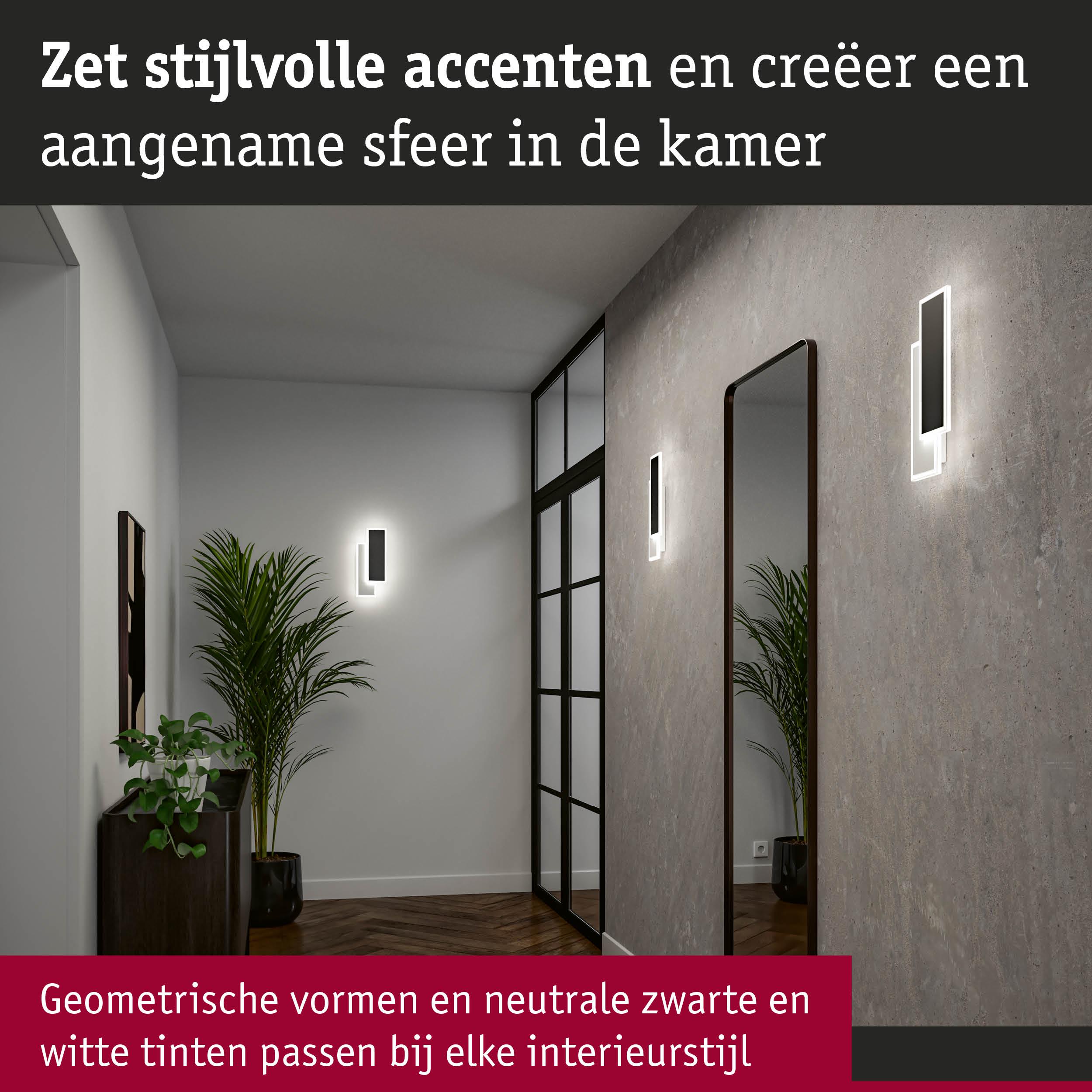 Moderne hal met geometrische zwarte en witte wandlampen en spiegel voor stijlvolle accenten